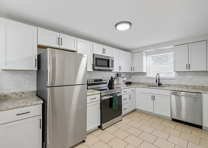 Modern 30 Day Near Downtown Hospitals Holiday home *