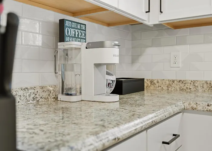 Modern 30 Day Near Downtown Hospitals Holiday home Pittsburgh