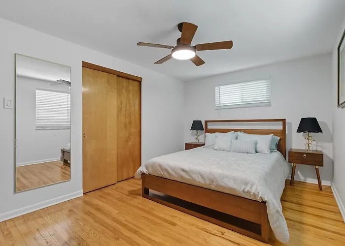 Holiday home Modern 30 Day Near Downtown Hospitals