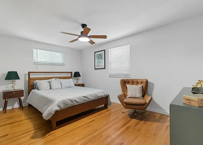 Modern 30 Day Near Downtown Hospitals Holiday home Pittsburgh