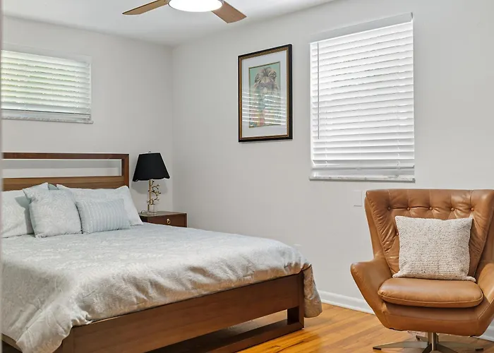 Modern 30 Day Near Downtown Hospitals Holiday home Pittsburgh