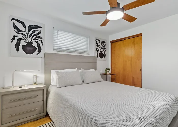 Modern 30 Day Near Downtown Hospitals Holiday home *